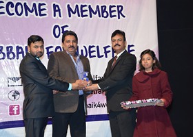 
Nisar Zia presented shield to Atiph Shafi 4th best donor