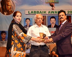 Nisar Zia presented Shield to Top Best Donor Muhammad Qasim (2017)