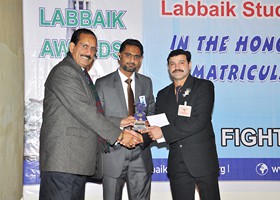 
Dr. Ehsan Malik Chairman IBA Punjab University presented Shield to Iftikhar Ahmad Ã¢â‚¬â€œ Best Services (2013)