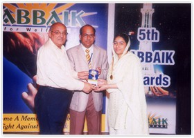 Amjad Islam Amjad presented Gold Medal & Shield to Ifrah Saeed-1st Overall Intermediate. (2007)