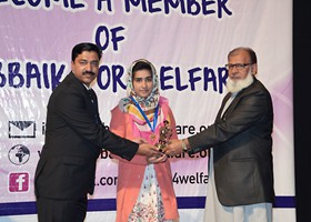 
Prof. Dr. Mian Akram presentging Gold Medal & Award to Zoha Tanveer 1st Overall Bahawalpur (2015)