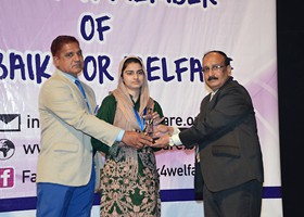 
Prof. Amjad presented Gold Medal & Award to Mahnood 1st Overall Faisalabad (2015)