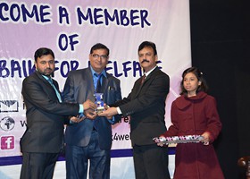 
Nisar Zia presented Shield to Shafaqat Yasin 5th best donor