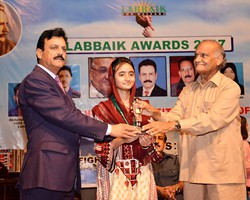 Anwar Masood presented Gold Medal & Award to Maryam Jabbar 1st Overall Bahwalpur (2017)