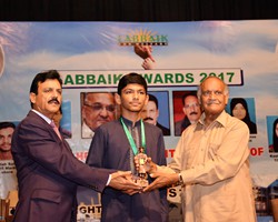 Anwar Masood presented Gold Medal & Award to Muhammad Umer 1st Overall Bahawalpur (2017)