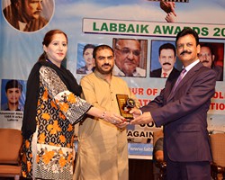 Nisar Zia presented Shield to 2nd Best Donor Tariq Mahmood 2017