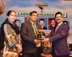 Nisar Zia presented Shield to 5th Best Donor Shafaqat Yasin (2017)