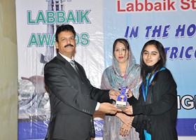 Nisar Zia Chairman LFW presented Gold Medal & Shield to Kainaat Akram - 1st Overall BISE Lahore (2013)
