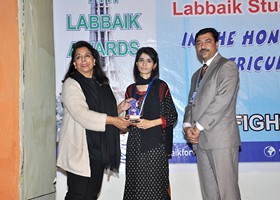 Madam Shahnaz Malhi Professor NCA presented Gold Medal & Shield to Nashka Zulfiqar Ã¢â‚¬â€œ 1st Overall BISE Lahore (2012)