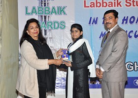 Madam Shahnaz Malhi Professor NCA presented Gold Medal & Shield to Rida Ayesha Ã¢â‚¬â€œ 1st Overall BISE Faisalabad (2012)