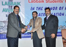 Dr. Ehsan Malik Chairman IBA Punjab University presented Shield to Tariq Mehmood Ã¢â‚¬â€œ 3rd Best Donor (2013)