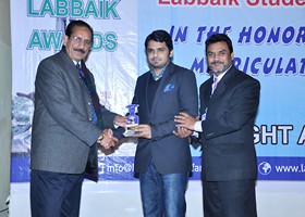 Dr. Ehsan Malik Chairman IBA Punjab University presented Shield to Yaqoob Virk Ã¢â‚¬â€œ 4th Best Donor (2013)