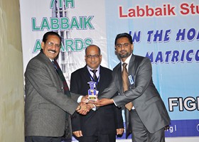 Dr. Ehsan Malik Chairman IBA Punjab University presented Shield to Mohammad Asif Ch Ã¢â‚¬â€œ Top Best Performance (2013)