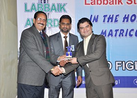 
Dr. Ehsan Malik Chairman IBA Punjab University presented Shield to Yasir Qureshi Ã¢â‚¬â€œ Best Services