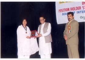 
Prof. Mashkoor Hussain Yaad, presented Gold Medal & Shield to Farooqui Girls High School. (2003)