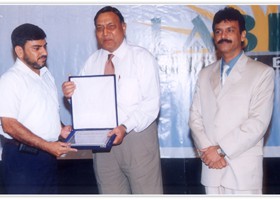 GenÃ‚Â® Moin-ud-Din Haider presented Shield to Tariq Mehmood Ã¢â‚¬â€œ 3rd Best Donor. (2005)
