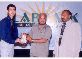 Dr. Tahseen Faraqi presented Gold Medal & Shield to Awais Aftab. (2005)