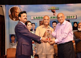 Amjad Islam Amjad & Nisar Zia presneted Labbaik Life Time achievement Award to Anwar Masood in Labbaik Awards 2017