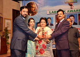Nisasr Zia & Irfan Munawar presented Labbaik Award to Prof. Dr. Samia Kalsoom in Labbaik Awards 2017