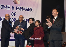 Prof. Dr. Samia Kalsoom and Naimat Ullah presented Labbaik Life Time achievement Award to Amjad Islam Amjad in Labbaik Awards 2015