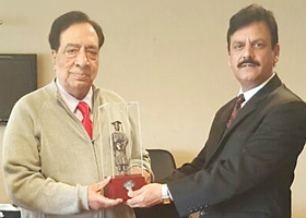 Nisar Zia presented Labbaik Award to Atta-ul-Haq Qasmi in Labbaik Awards 2015